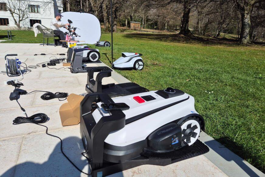 Verschiedene Mähroboter-Neuheiten im Live-Test beim Netzwelt First Look Event am Gardasee. Kabellose Navigation, Steigungen und Hinderniserkennung unter echten Bedingungen.